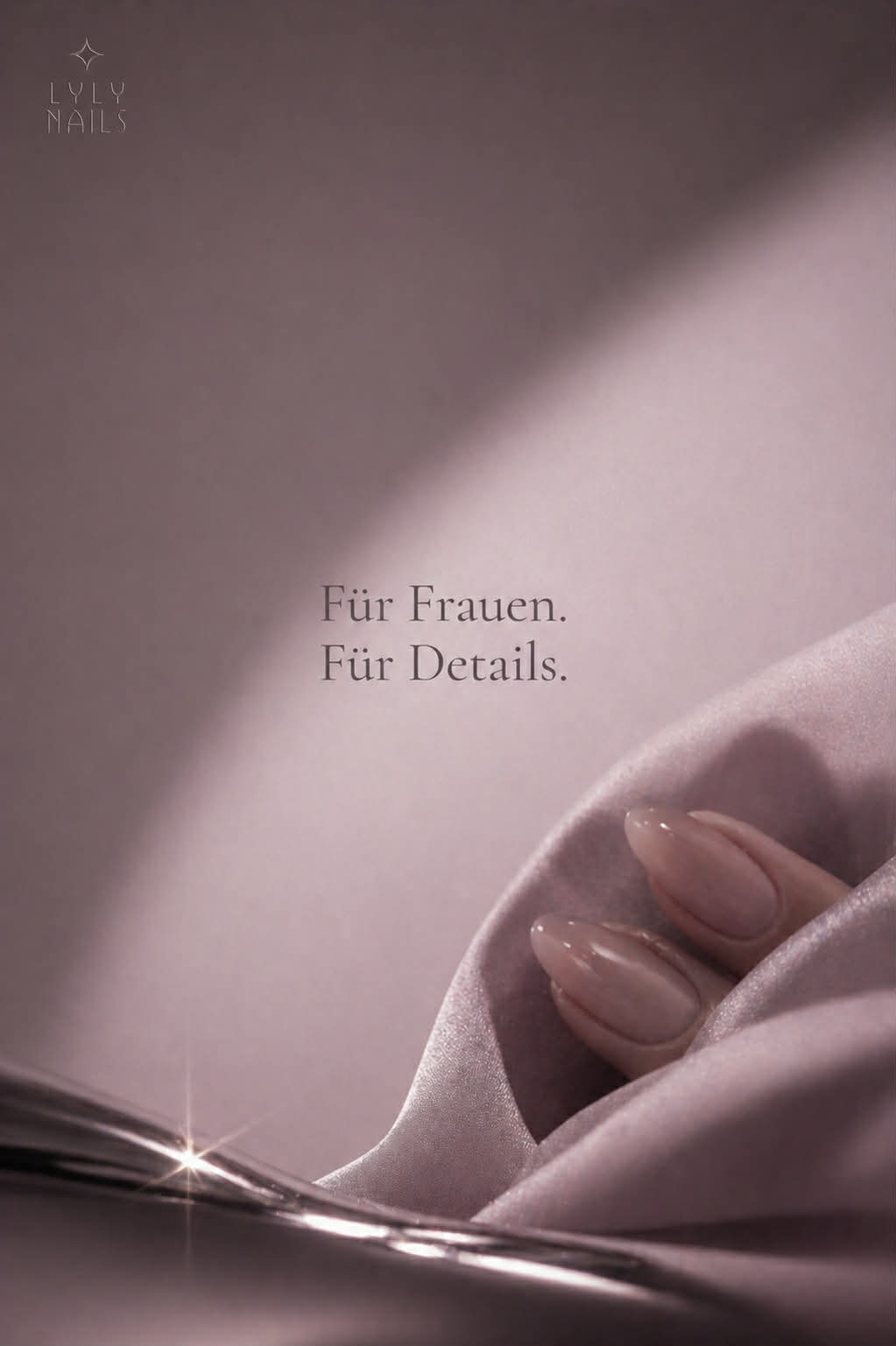 Eine Hand auf Seide — Lyly Atelier